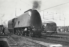 165285 Afbeelding van de stoomlocomotief nr. 3802 (serie 3700/3800) van de N.S. met stroomlijnbekleding te Den Haag ...